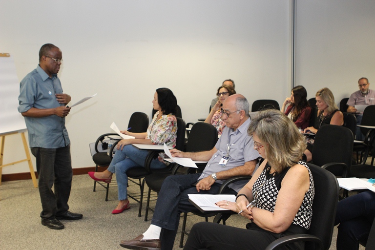 O servidor do MPE, Nivaldo Caetano, abriu o curso nesta manhã (Foto: Karina Camargos Coutinho)